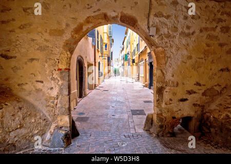 Saint Tropez città storica di gate e colorato street view, destinazione turistica della riviera francese Foto Stock