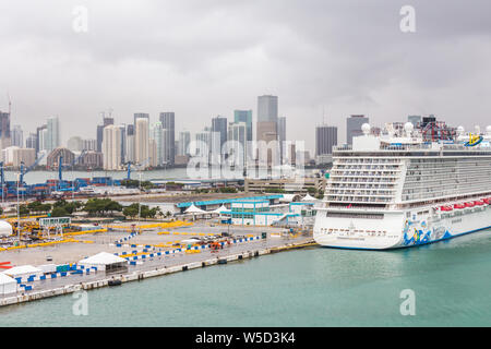 MIAMI, Stati Uniti d'America - 11 dicembre 2016: il Porto di Miami con navi da crociera. Miami è il maggiore porto negli Stati Uniti per le crociere. Foto Stock