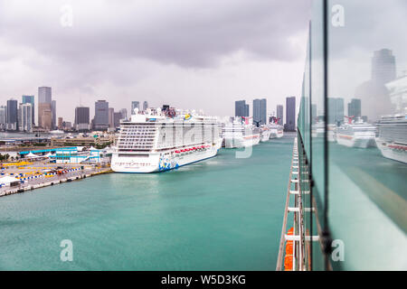 MIAMI, Stati Uniti d'America - 11 dicembre 2016: il Porto di Miami con navi da crociera. Miami è il maggiore porto negli Stati Uniti per le crociere. Foto Stock