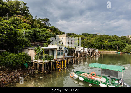 Il abbandonato palafitte in sfrattati Ma Wan villaggio di pescatori di Hong Kong Foto Stock