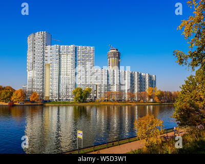 Khimki, Russia - 17 Ottobre. 2018. Canale di Mosca e il complesso residenziale Mayak Foto Stock