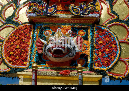 Un royal Ngaben cremazione pira funeraria e decorazione in disponibilità, dal vecchio palazzo, Ubud, Bali, Indonesia, Foto Stock