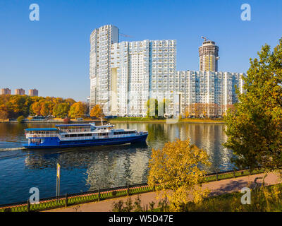 Khimki, Russia - 17 Ottobre. 2018. Imbarcazioni da diporto su Mosca Canal e complesso residenziale Mayak Foto Stock