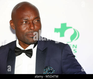 CANNES, Francia - 18 Maggio: Jimmy Jean-Louis assiste l'impatto dell'oceano di gala il giorno durante il Principato di Monaco Mondo Migliore Forum (Mickael Chavet) Foto Stock