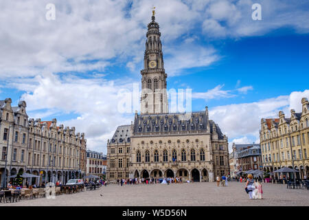 Piazza degli Eroi (Place des Héros) nel centro di Arras, Francia Foto Stock