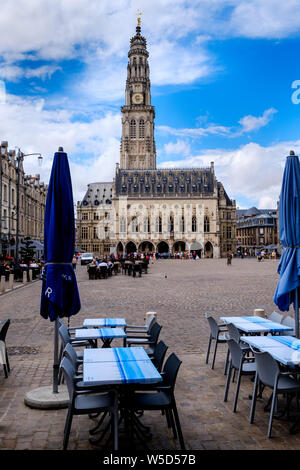 Piazza degli Eroi (Place des Héros) nel centro di Arras, Francia Foto Stock