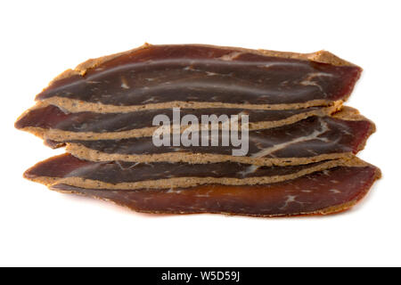 Tagliate a fette, Pastirma un ottomano altamente stagionati, essiccato con aria indurita di manzo, su sfondo bianco Foto Stock