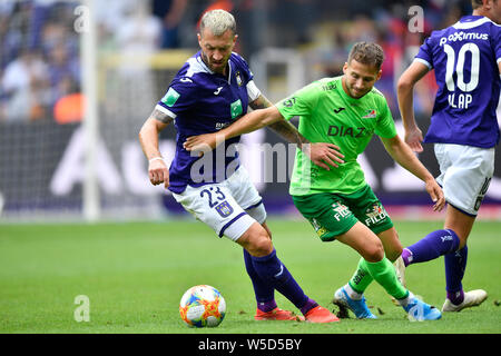 Anderlecht, Belgio. 28 Luglio, 2019. Anderlecht, Belgio. 28 Luglio, 2019. Peter Zulu di Anderlecht e Andrew Hjulsager di Kv Oostende lotta per la palla durante la Jupiler Pro League Match Day 1 tra RSC Anderlecht e Kv Oostende sulla luglio 28, 2019 in Anderlecht, Belgio . ( Foto da Johan Credito: Pro scatti/Alamy Live News Foto Stock