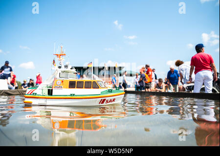 Wilhelmshaven, Germania. 28 Luglio, 2019. Un modello di barca della DGzRS galleggianti in una bacinella sul giorno del salvataggio in mare dei soccorritori della Deutsche Gesellschaft zur Rettung Schiffbrüchiger. Credito: Mohssen Assanimoghaddam/dpa/Alamy Live News Foto Stock