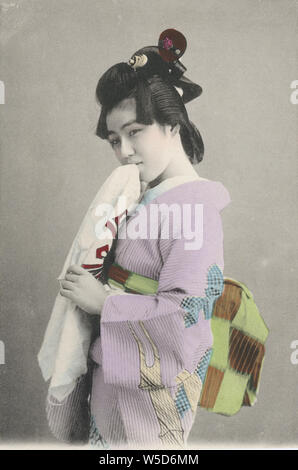 [ 1880 Giappone - Geisha ] - giovane giapponese geisha in kimono e il tradizionale taglio di capelli tenendo un asciugamano, 1880. Xx secolo cartolina vintage. Foto Stock
