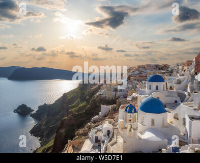 Tramonto a Santorini. Blu chiese a cupola su Santorini isola greca, la cittadina di Oia - Santorini, Grecia. Foto Stock