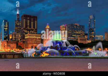 Chicago skyline notturno e Buckingham Fountain, Foto Stock