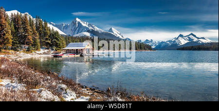 Boat House con canoe al Lago Maligne con montagne riflessione nel Parco Nazionale di Jasper, Canada. Foto Stock