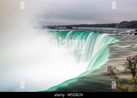 Foschia sopra le cascate del Niagara. Girato con una lunga esposizione Ontario in Canada. Foto Stock