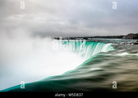 Foschia sopra le cascate del Niagara. Girato con una lunga esposizione Ontario in Canada. Foto Stock