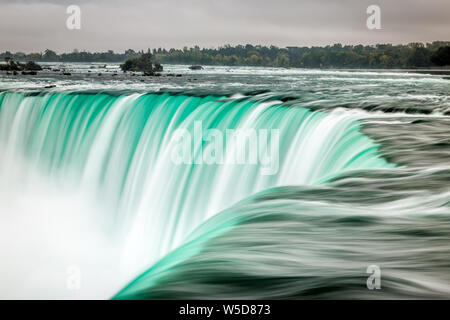 Foschia sopra le cascate del Niagara. Girato con una lunga esposizione Ontario in Canada. Foto Stock