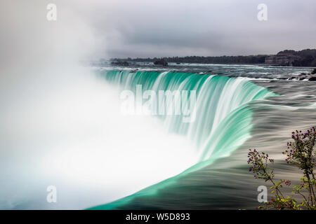 Foschia sopra le cascate del Niagara. Girato con una lunga esposizione Ontario in Canada. Foto Stock