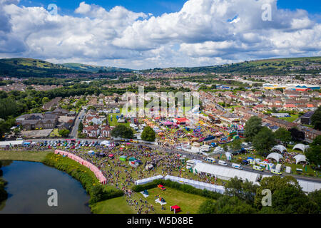 CAERPHILLY, Wales UK - 27 luglio 2019: Veduta aerea della grande festa del formaggio a Caerphilly. La tre giorni di evento è più grande del Galles e alimentare entertainmen Foto Stock