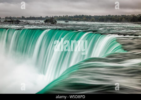 Foschia sopra le cascate del Niagara. Girato con una lunga esposizione Ontario in Canada. Foto Stock