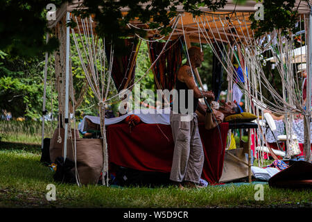 WOMAD Festival, Charlton Park, Wiltshire, Regno Unito. 28 Luglio, 2019. Rilassarsi con un massaggio tra gli alberi e l'arboreto al Womad Festival (mondo delle arti di musica e danza) Domenica 28 Luglio 2019 a Charlton Park di Malmesbury. Foto di credito: Julie Edwards/Alamy Live News Foto Stock