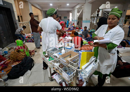 Dacca in Bangladesh - Luglio 28, 2019: il numero di pazienti Dengue sdraiato sul pavimento al di fuori del Mugda Medical College Hospital di ammissione del sezione sì Foto Stock