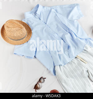 Eleganti vestiti urbani per le calde giornate estive. top view foto Foto Stock