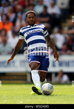 La lettura di Liam Moore durante la pre-stagione amichevole al Madejski Stadium, lettura. Foto Stock