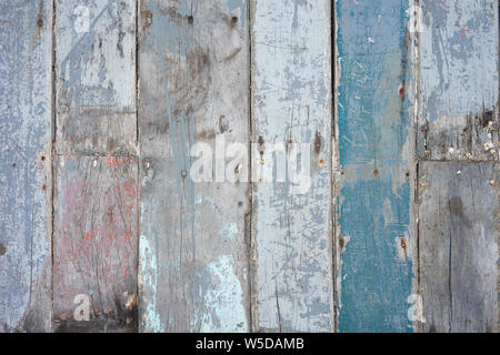 Pareti in legno fatto di legname segato venuto come pareti e chiodi di attesa. Casa popolare decorazione Tailandese vintage originale. copia spazio. Foto Stock