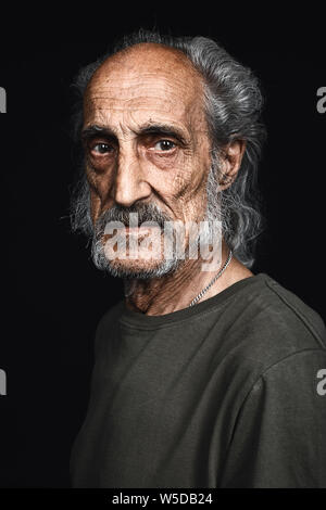 La disperazione e la disperazione concetto. vecchio è stanco della vita isolati a sfondo nero, studio shot. vecchio killler, omicidio, ladro, concetto di criminalità Foto Stock