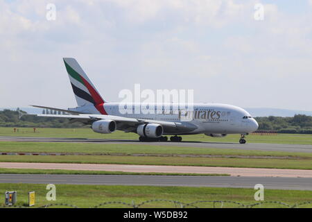 Un Emirates Airbus A380-800 atterraggio all'aeroporto di Manchester Foto Stock