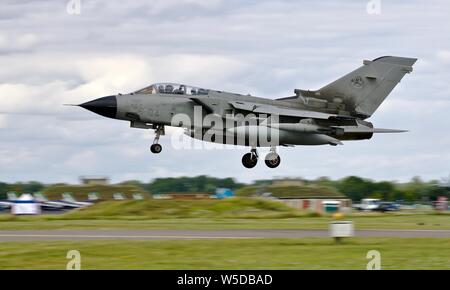 Forza Aerea Italiana A-200 Panavia Tornado in atterraggio a RAF Fairford per il 2019 Royal International Air Tattoo Foto Stock