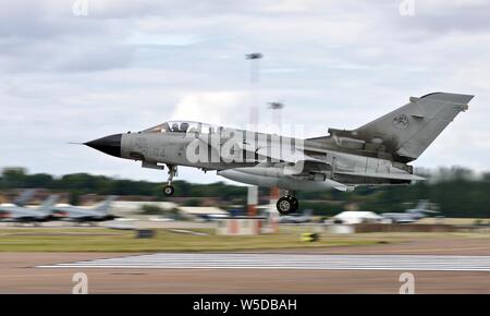 Forza Aerea Italiana A-200 Panavia Tornado in atterraggio a RAF Fairford per il 2019 Royal International Air Tattoo Foto Stock