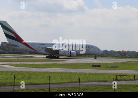 Un Emirates Airbus A380-800 atterraggio all'aeroporto di Manchester Foto Stock