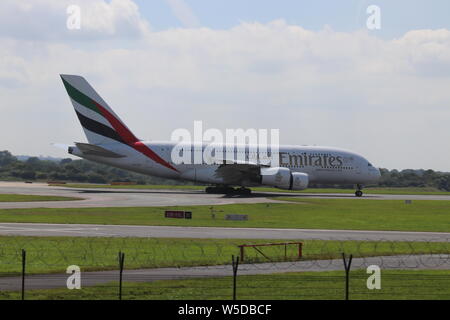 Un Emirates Airbus A380-800 atterraggio all'aeroporto di Manchester Foto Stock