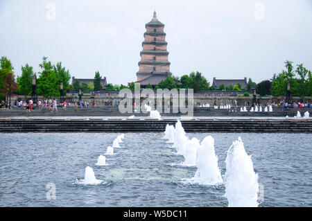 Il Nord codolo quadro area culturale fontana di acqua e la Grande pagoda dell'oca selvaggia nella provincia di Shaanxi su un nuvoloso giorno. Foto Stock