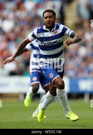 La lettura di Liam Moore durante la pre-stagione amichevole al Madejski Stadium, lettura. Foto Stock