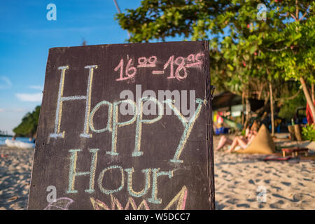 Happy Hour segno sull'isola tropicale in Tailandia Foto Stock