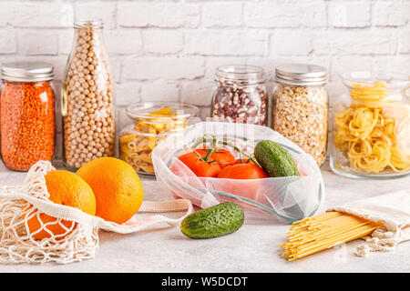 Prodotti in sacchi di materia tessile, vetreria. Eco Friendly shopping e la conservazione degli alimenti, rifiuti zero concetto. Foto Stock