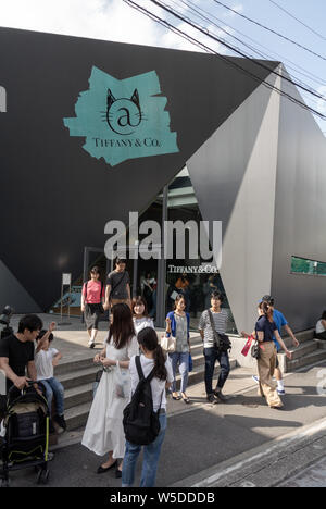 Una nave ammiraglia di Tiffany & Co con i suoi clienti asiatici in Harajuku cat street, Tokyo, Giappone, 2019 Foto Stock