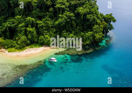 Vista aerea di Isola Restorf, Kimbe Bay di New Britain, Papua Nuova Guinea Foto Stock