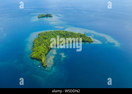 Vista aerea delle isole di Kimbe Bay di New Britain, Papua Nuova Guinea Foto Stock