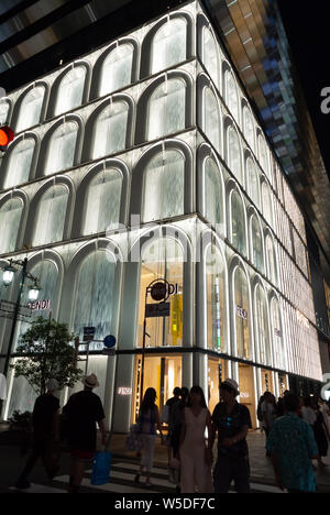 Pedoni di Fronte Fendi flagship store a Ginza, Tokyo, Giappone, 2019 Foto Stock