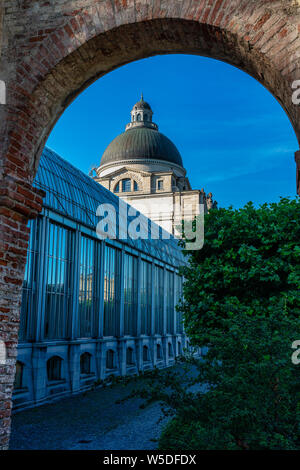 Vista del famoso cancelleria di Stato - Staatskanzlei in Monaco di Baviera, Germania Foto Stock