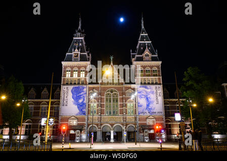 Vista notturna di il Rijksmuseum, il museo nazionale di arte e storia presso la piazza dei musei di Amsterdam, Paesi Bassi Foto Stock