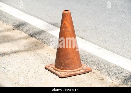 Il vecchio traffico coni, chiamato anche tralicci, streghe' cappelli, coni stradali, autostrada coni, coni di sicurezza, dispositivi channelizing, o coni di costruzione Foto Stock