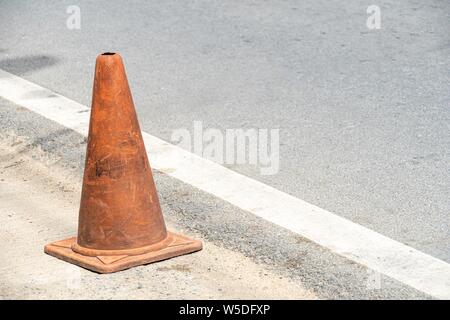 Il vecchio traffico coni, chiamato anche tralicci, streghe' cappelli, coni stradali, autostrada coni, coni di sicurezza, dispositivi channelizing, o coni di costruzione Foto Stock