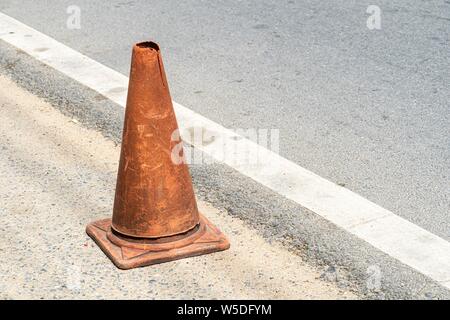 Il vecchio traffico coni, chiamato anche tralicci, streghe' cappelli, coni stradali, autostrada coni, coni di sicurezza, dispositivi channelizing, o coni di costruzione Foto Stock