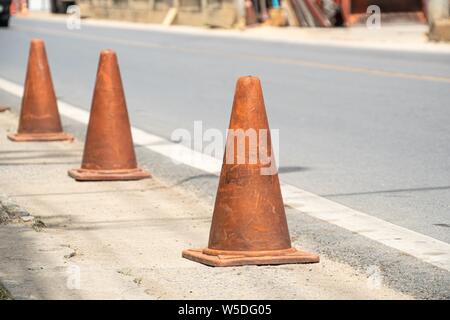 Il vecchio traffico coni, chiamato anche tralicci, streghe' cappelli, coni stradali, autostrada coni, coni di sicurezza, dispositivi channelizing, o coni di costruzione Foto Stock