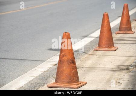 Il vecchio traffico coni, chiamato anche tralicci, streghe' cappelli, coni stradali, autostrada coni, coni di sicurezza, dispositivi channelizing, o coni di costruzione Foto Stock