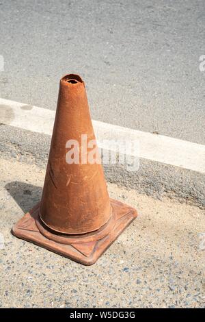 Il vecchio traffico coni, chiamato anche tralicci, streghe' cappelli, coni stradali, autostrada coni, coni di sicurezza, dispositivi channelizing, o coni di costruzione Foto Stock